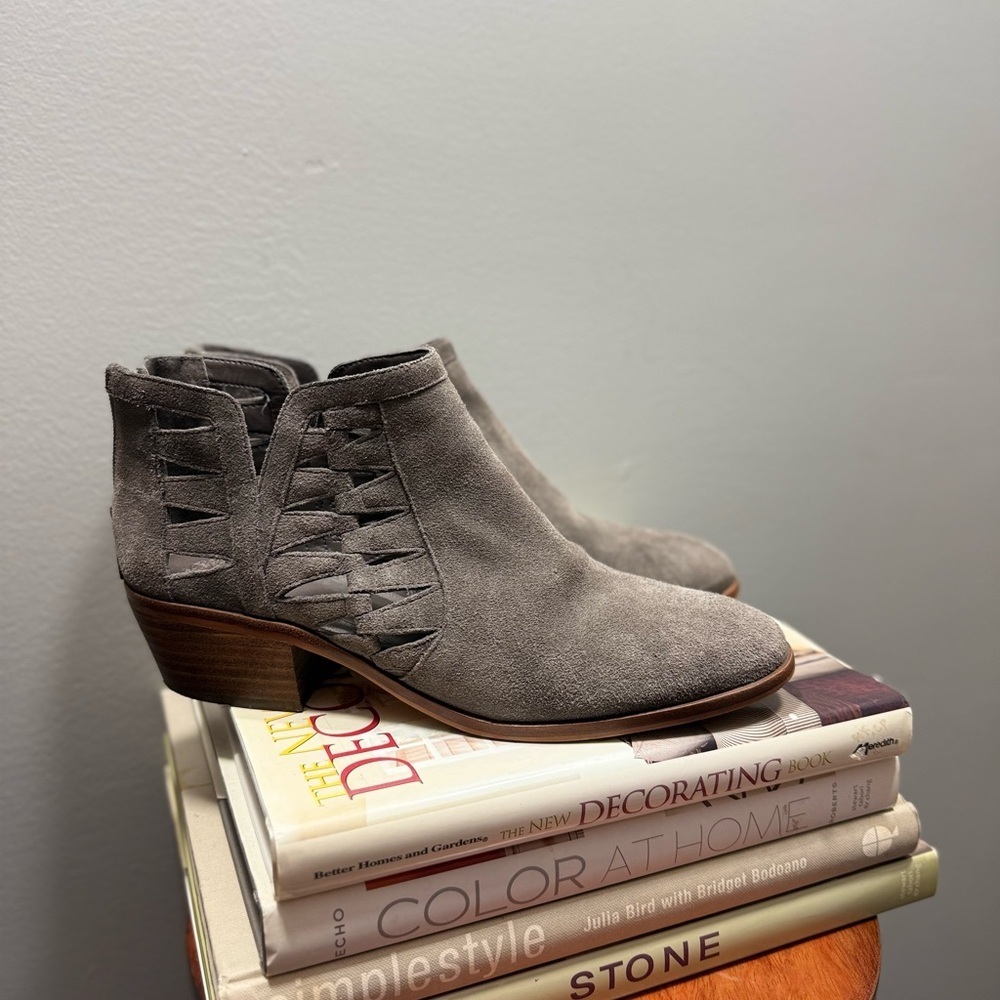 Vince Camuto Women’s Gray Suede Ankle Boots Size 9 1/2
